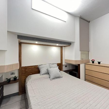 "R&P Apartment", Short Term Stay, Elegant Design, Bisceglie Metro Station, Easy For San Siro And Fiera Milano, Free Parking Ngoại thất bức ảnh