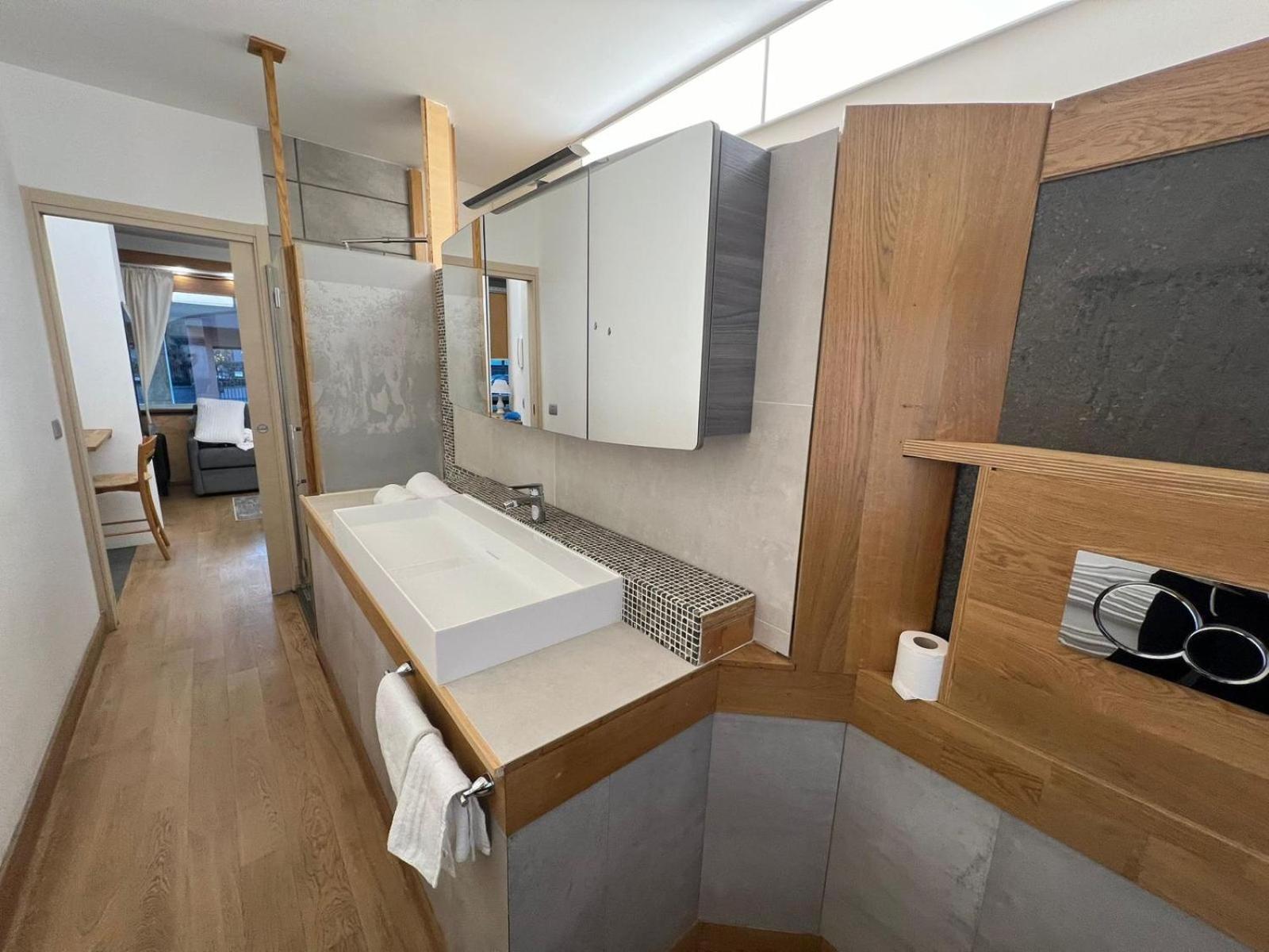 "R&P Apartment", Short Term Stay, Elegant Design, Bisceglie Metro Station, Easy For San Siro And Fiera Milano, Free Parking Ngoại thất bức ảnh